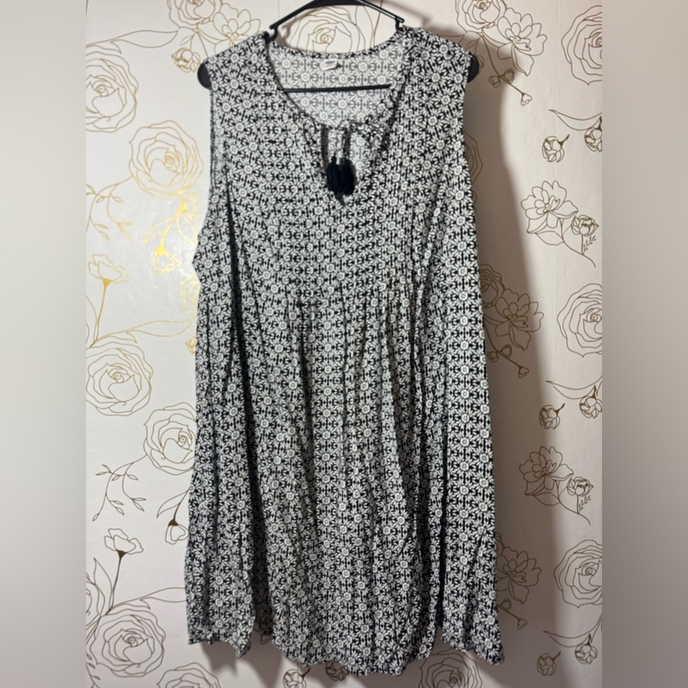 Old Navy Black and White Floral Swing Dress